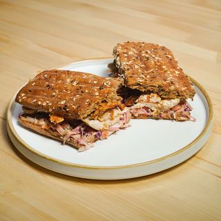 ქათმის სენდვიჩი შებოლილი სულგუნის ჩიფსით