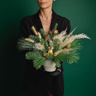 Aranjament cu brad, decoratiuni si pampas