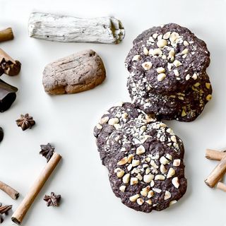 Домашни курабийки с лешници, масло, какао и кафява захар