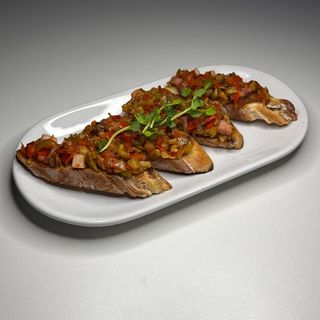 Брускети з овочами та шинкою