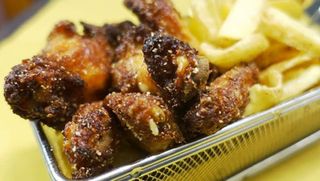 Ali di pollo con patatine