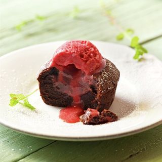 Coulant de Chocolate con Sorbete de Frambuesa Sin Gluten