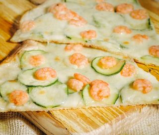 Pizza zucchine e gamberetti al spicchio 