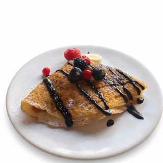 Crepe gluten free con crema de avellana y cacao, plátano y fresas.