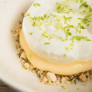 Mouselina de limón, chantilly de lima y galleta rota de tomillo