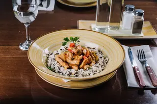 Tigaie picantă cu orez sălbatic