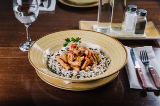 Tigaie picantă cu orez sălbatic