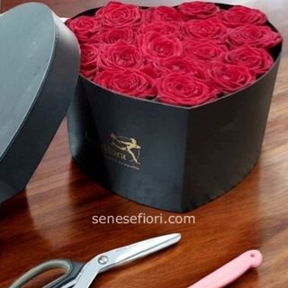 conegna flower box rose Ecuador rosse cuore 