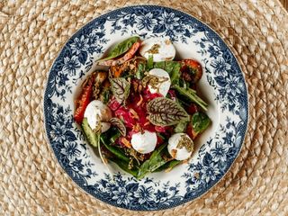 Овочевий салат з мусом з овечої Бринзи та квашеною бузиною (300г)