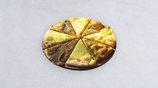 Pizza kashkaval z za'atarem