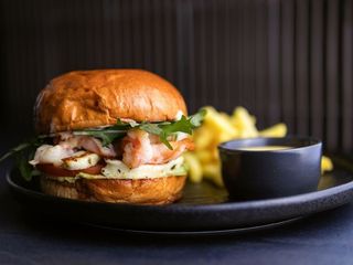 Бургер с креветкою та халумі