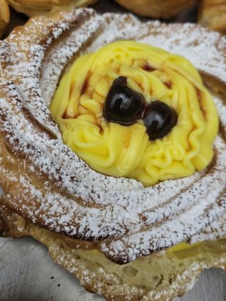 Zeppola di San giuseppe al forno con crema pasticcera e amarena