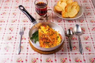Омлетик из 2х яиц с сыром и помидорами