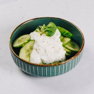 Salata svježi krastavci i vrhnje