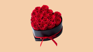 წითელი პრემიუმ ვარდები გულს ფორმის დახვეწილ ყუთში