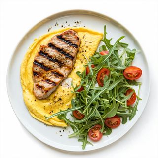 Pechuga De Pollo Con Tortilla Francesa Y Ensalada