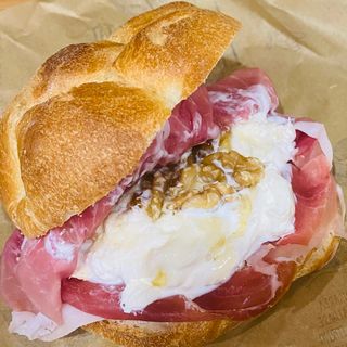 Panino con prosciutto crudo stracc.aff.miele nocciola