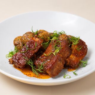 Запечені ребра зі смаженою картоплею