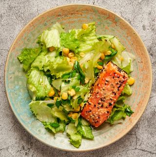 Салата с печена сьомга