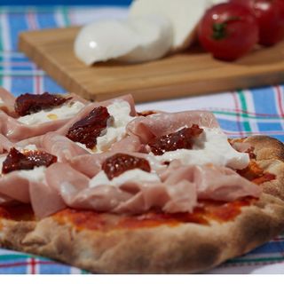 PINSA MORTADELA Y TOMATE SECO Y BUFALA