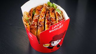 Noodles de orez cu pui crocant