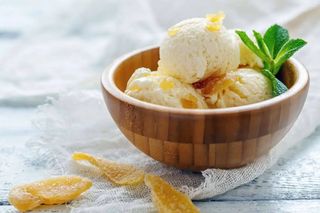 Coppa di gelato zenzero e caramello
