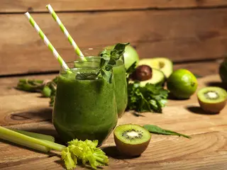 Jus De Kiwi & Citrons Jaunes & Pommes & Persil