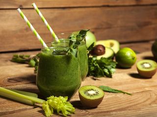 Jus De Kiwi & Citrons Jaunes & Pommes & Persil