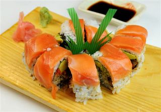 19.Dragon roll salmón....(8 unidades)