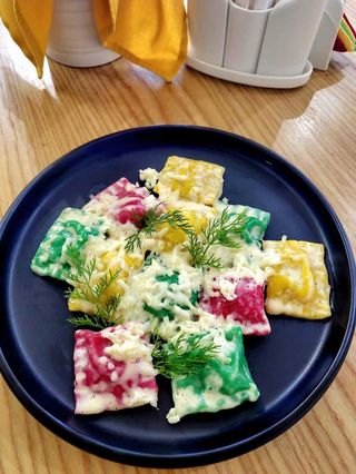 Равиоли цветные с курицей