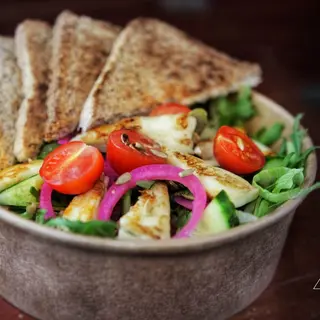 SAŁATKA Z SEREM HALLOUMI + pełnoziarniste tosty