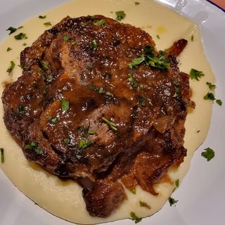 Ossobuco En Su Salsa Con Puré De Verduras