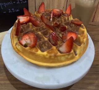 Waffles cu ciocolată & căpșuni