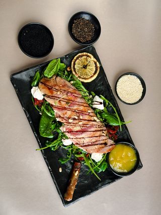 Աղցան թունայով և ռուկոլայով