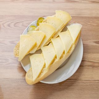 Tostada con aceite y queso manchego