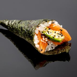 45. Temaki sake avocado