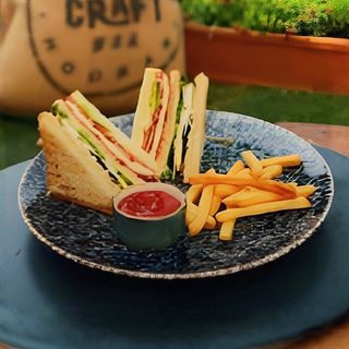 Клаб-сэндвич с курицей и картофелем фри