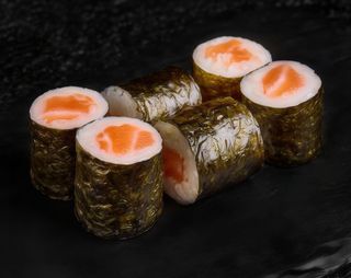 Рол з лососем (95г)