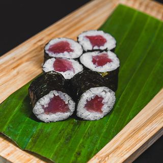 69. Maki tonno