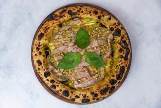 Mortadela i pistaći pizza 32cm