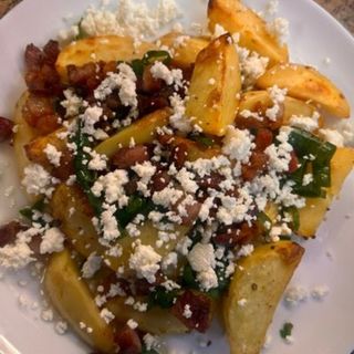 Картопля по-селянськи з Часниковим соусом та Бринзою (200/25г)