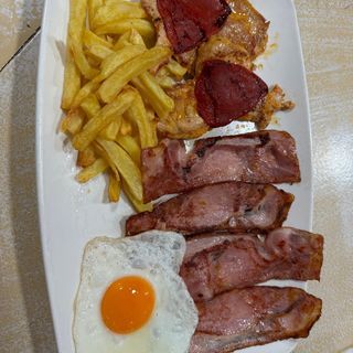 Lomo De Cerdo Con Huevo Y Bacon
