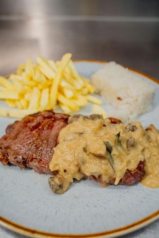 Bife da Vazia na Brasa com Molho de Cogumelos
