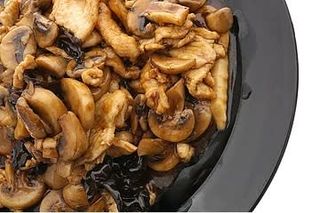 61. Пилешко месо с бамбук и китайски гъби (800г)