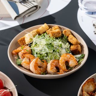 ცეზარ სალათი გრილზე შემწვარი კრევეტი