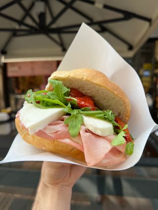 7. Mortadella, mozzarella fior di latte, rucola, pomodoro
