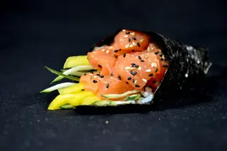 Temaki salmon californiya