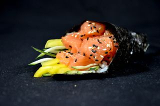 Temaki salmon californiya