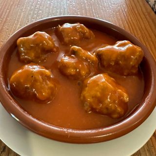Tapa De Albóndigas Con Tomate