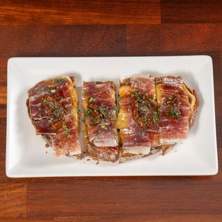 Tosta de jamón y trufa